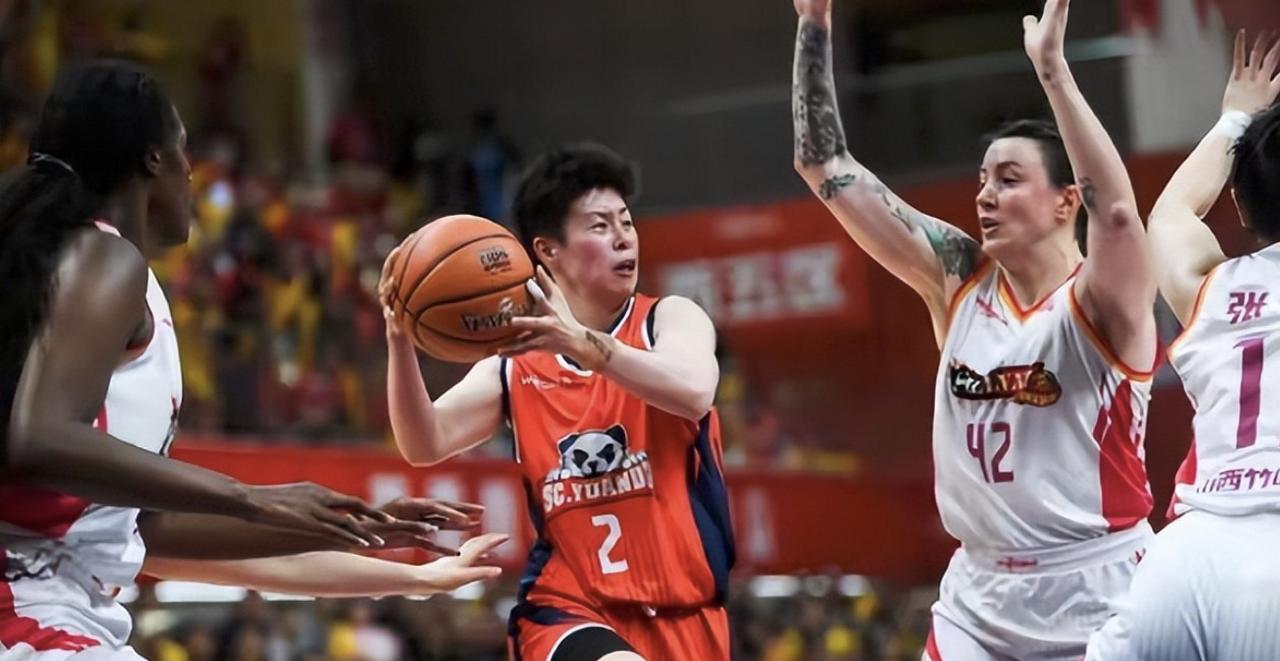 看看中国女篮的这几名打总决赛的国手，真的只能一声叹息。老将王思雨运动能力退化