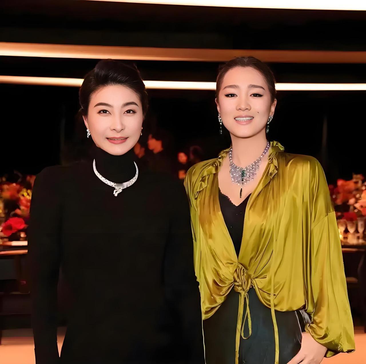 巩俐很神奇，单看并没有多漂亮，但和大美人在一起却从来没有被比下去。哪怕和林青霞同