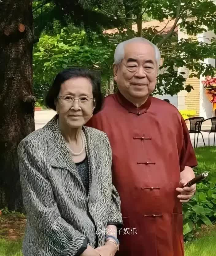 范曾的人生轨迹中，感情世界始终充满争议。他的第二任妻子边宝华，是在他任职中国历史
