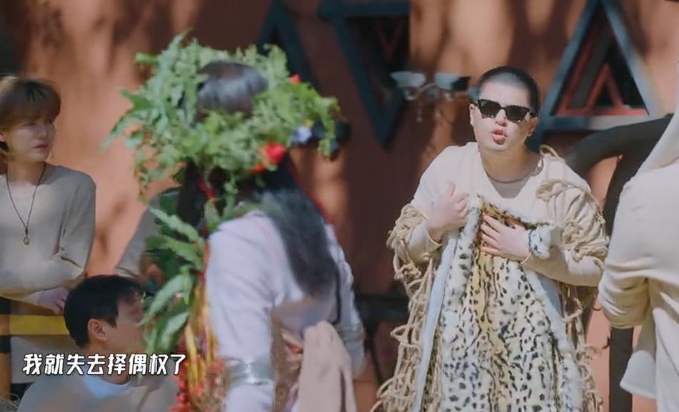 没想到马頔的偶像包袱这么重！大家在都穿一样的套装，就他嫌弃难看不愿意穿，老是扭扭