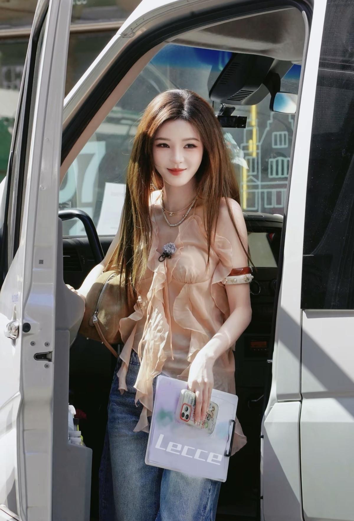 松弛感拉满的日常街拍，张予曦这套穿搭温柔又有女人味[赞]娱乐明星