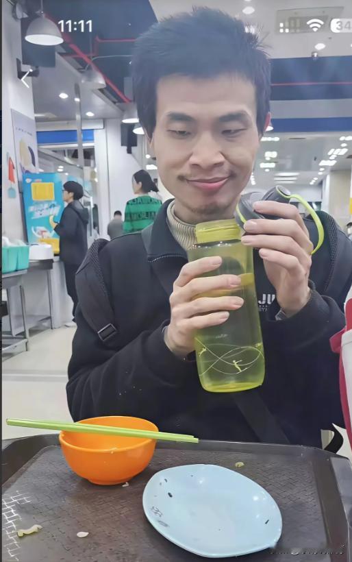 我同学是北大的，常在食堂碰见韦东奕，他说网上那些孤僻传言太离谱。韦东奕一日三餐雷