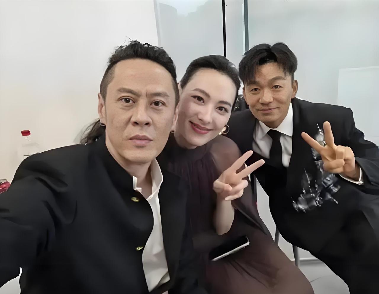 王宝强与马浴柯、梁洛施的一张合影，西装革履的他，越来越有气质了。王宝强与马浴