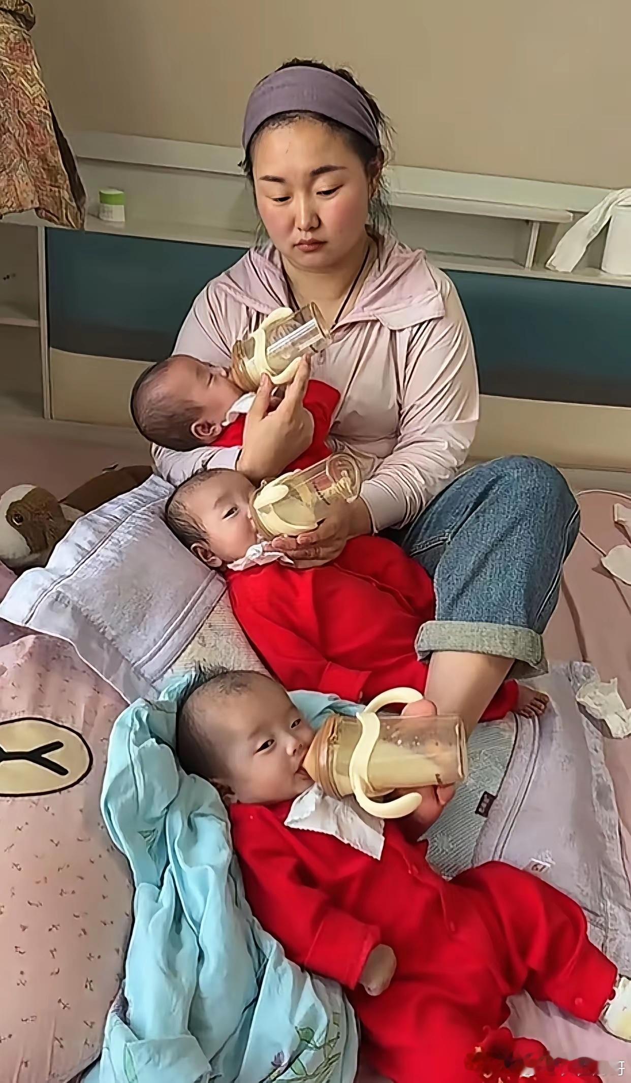 办法总比困难多。一个妈妈三个儿，还没个帮手，只能自己同时给三孩子喂奶，现在是苦一
