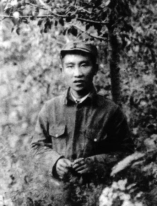 1934年，红军师长王光泽被俘后，双腿被铆钉死死钉入镣铐，历经48天辗转押解，被