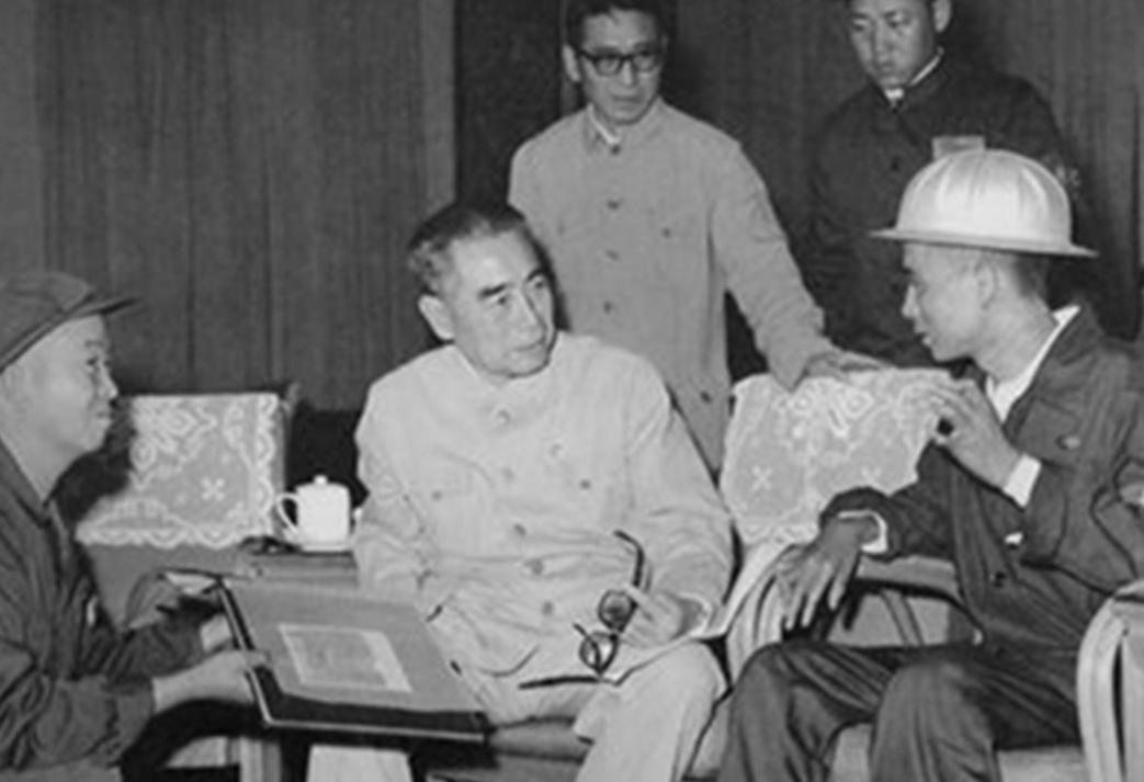 1966年，周总理在大会堂接见外宾时，一颗子弹突然射进了大会堂。总理十分恼怒，下