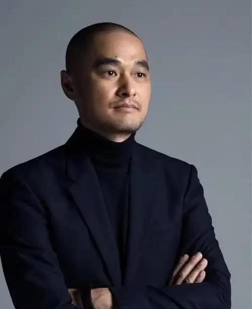 冯唐说：“成年人一定要学会自渡。烦恼的时候不要说话，也不要做任何决定，安静地待会