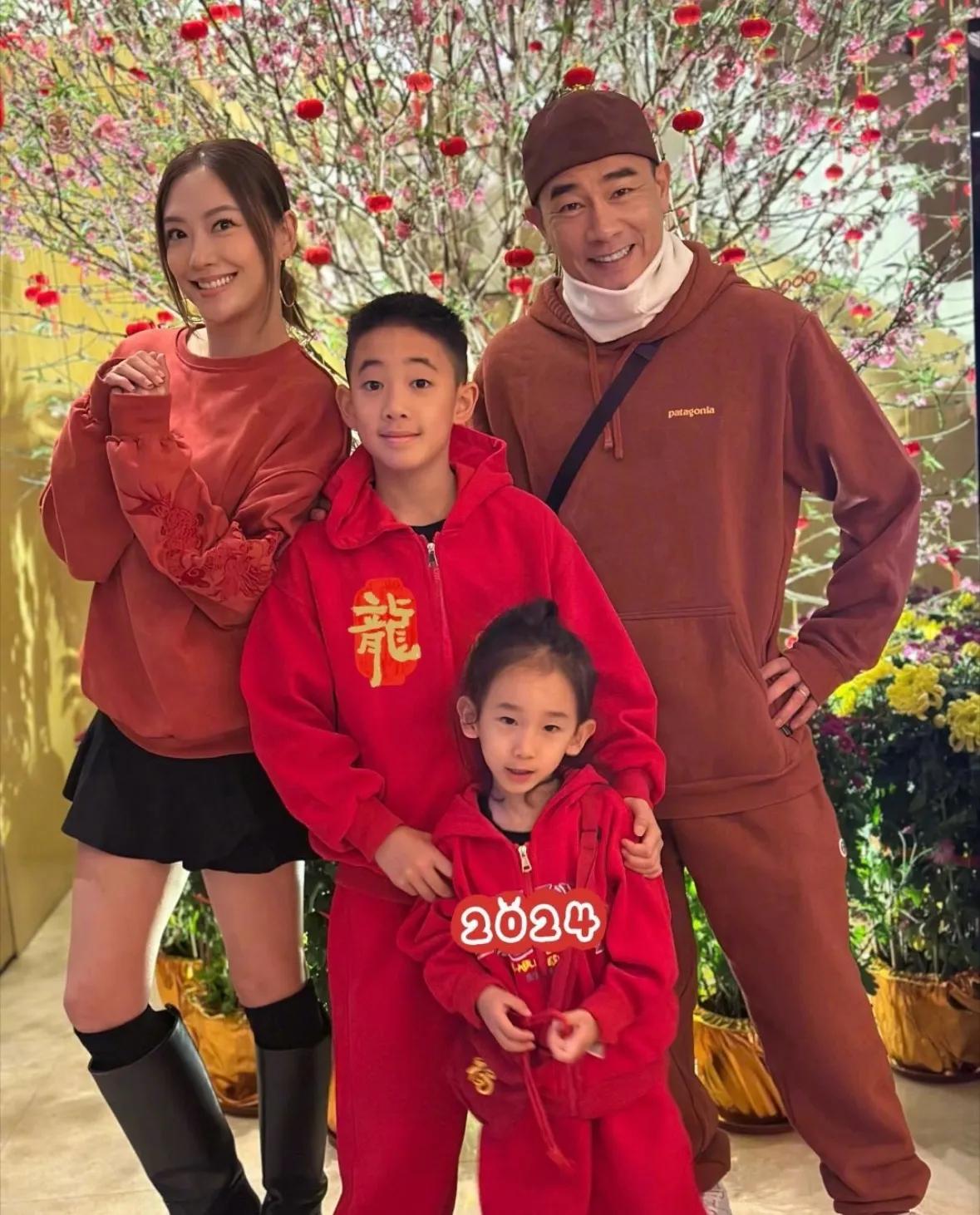 陈小春父子三人共用一张脸！春节期间应采儿晒出父子三人同步大笑的新年合照，单眼皮