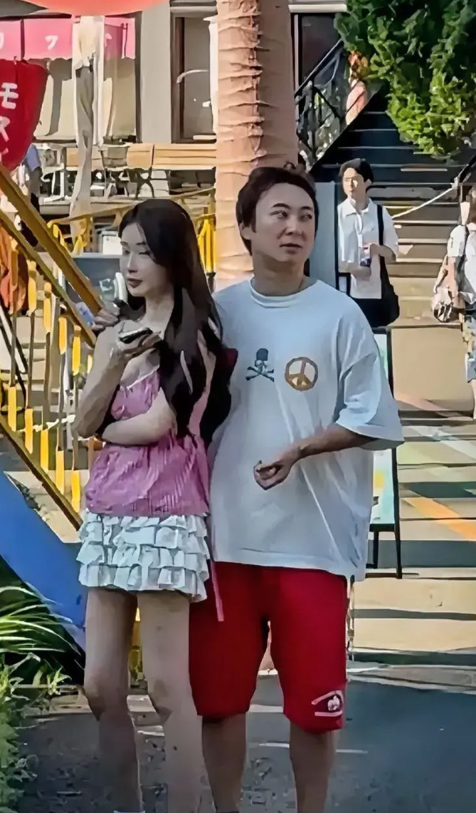 王思聪王校长这辈子过得可算是真的值了！前任女友懒懒又被自己给重新替换掉了，最近被