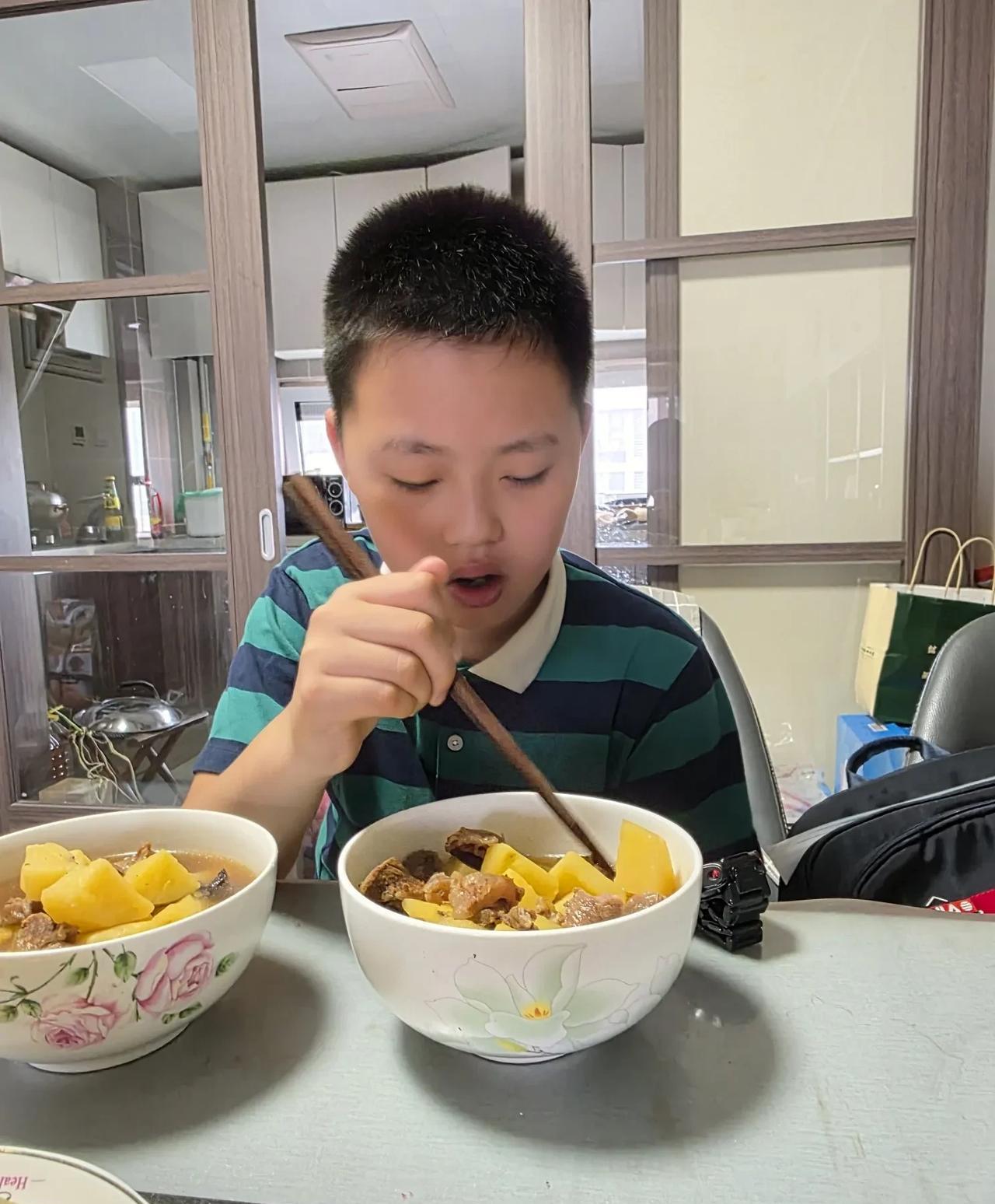 匆匆忙忙吃过中午饭，然后去车站接他妈妈……昨天外孙说过两想要吃牛肉，昨晚十一点