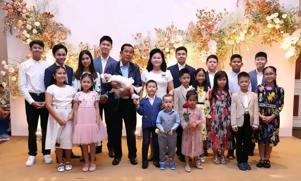 38年，洪森把家族推上云端，权力财富全攥在手心。谁都知道，洪森家这棵大树，枝叶遮