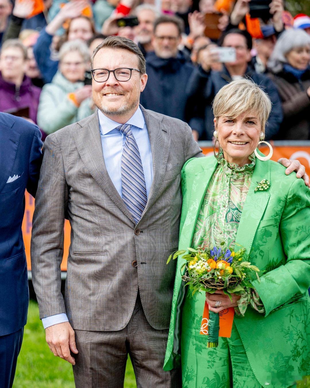荷兰王室🇳🇱4月27日，国王一家和表弟表弟媳在荷兰北部弗里斯兰省的多克姆庆