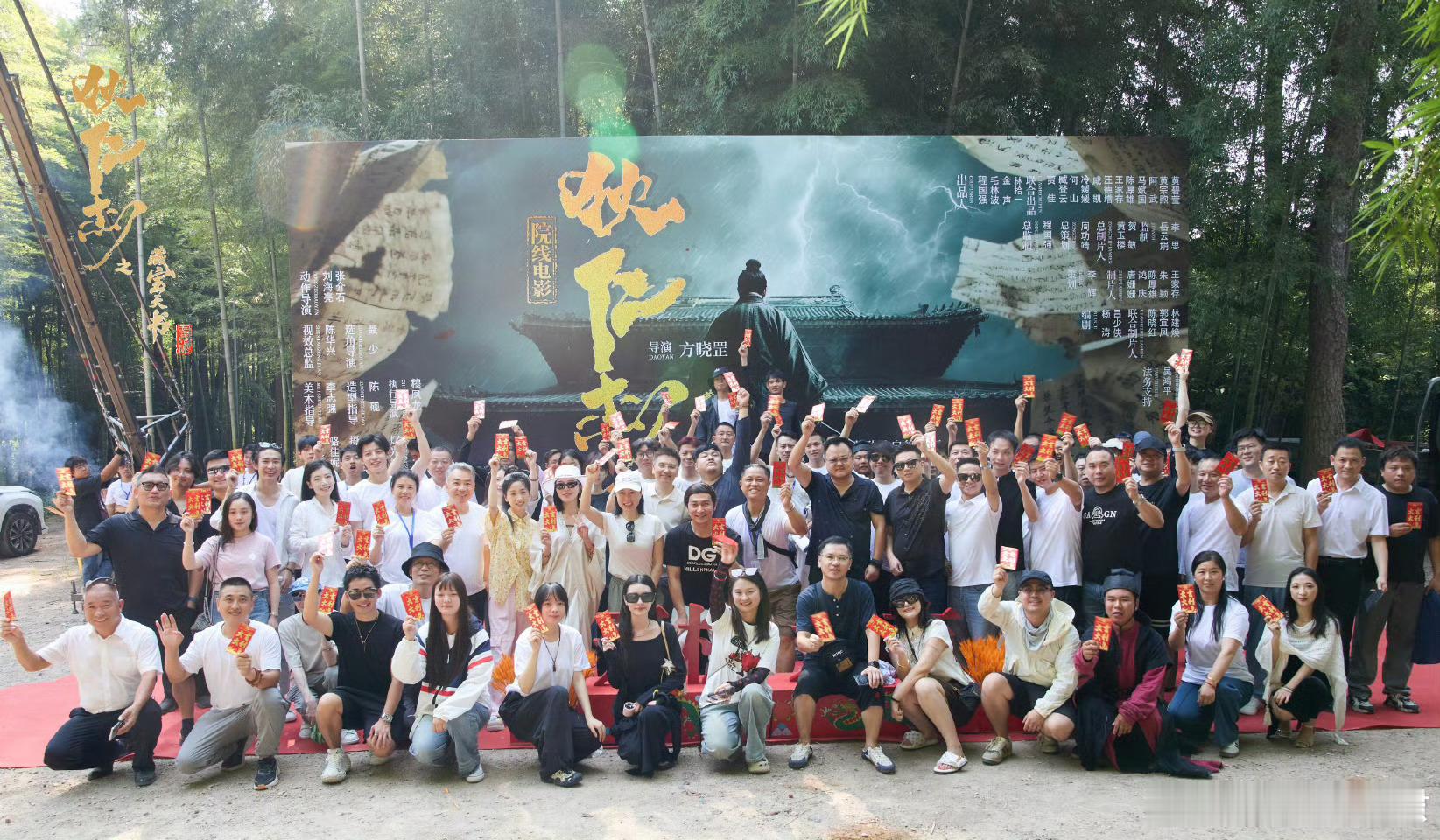 贺刚演狄仁杰终于放过成毅了从“爱恨情仇”到独当一面，贺刚变身狄仁杰。《藏宝天机