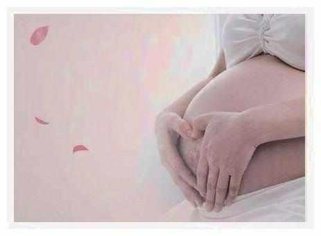 婴儿刚出生抱住妈妈脸不肯放, 在场的护士不相信自己眼睛