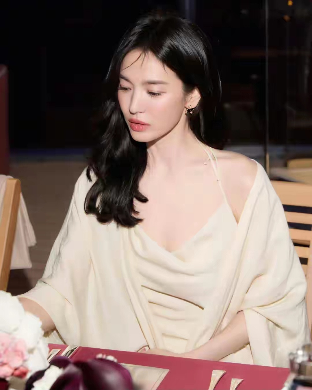 宋慧乔邮轮晚宴，穿挂脖吊带裙，温婉大气，明艳的东方美人!