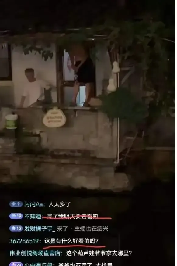 笑不活了，绍兴“葫芦娃”后继有人了，隔壁咖啡店第一时间在店门口新挂出了七个“葫芦娃”，就是不知道会不
