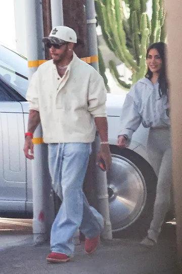 汉密尔顿和卡戴珊现身LA～两台座驾，VirgilAbloh迈巴赫S680和银色