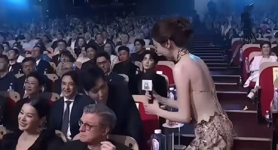 昨晚看一节目，好家伙，开场就把我惊着了。女主持人一身礼服，后背那叫一个“敞亮”，