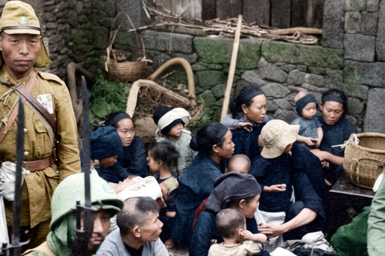 1939年，中国华南地区的一个小山村。一群被前来扫荡的日军驱赶、聚拢在一起的村民