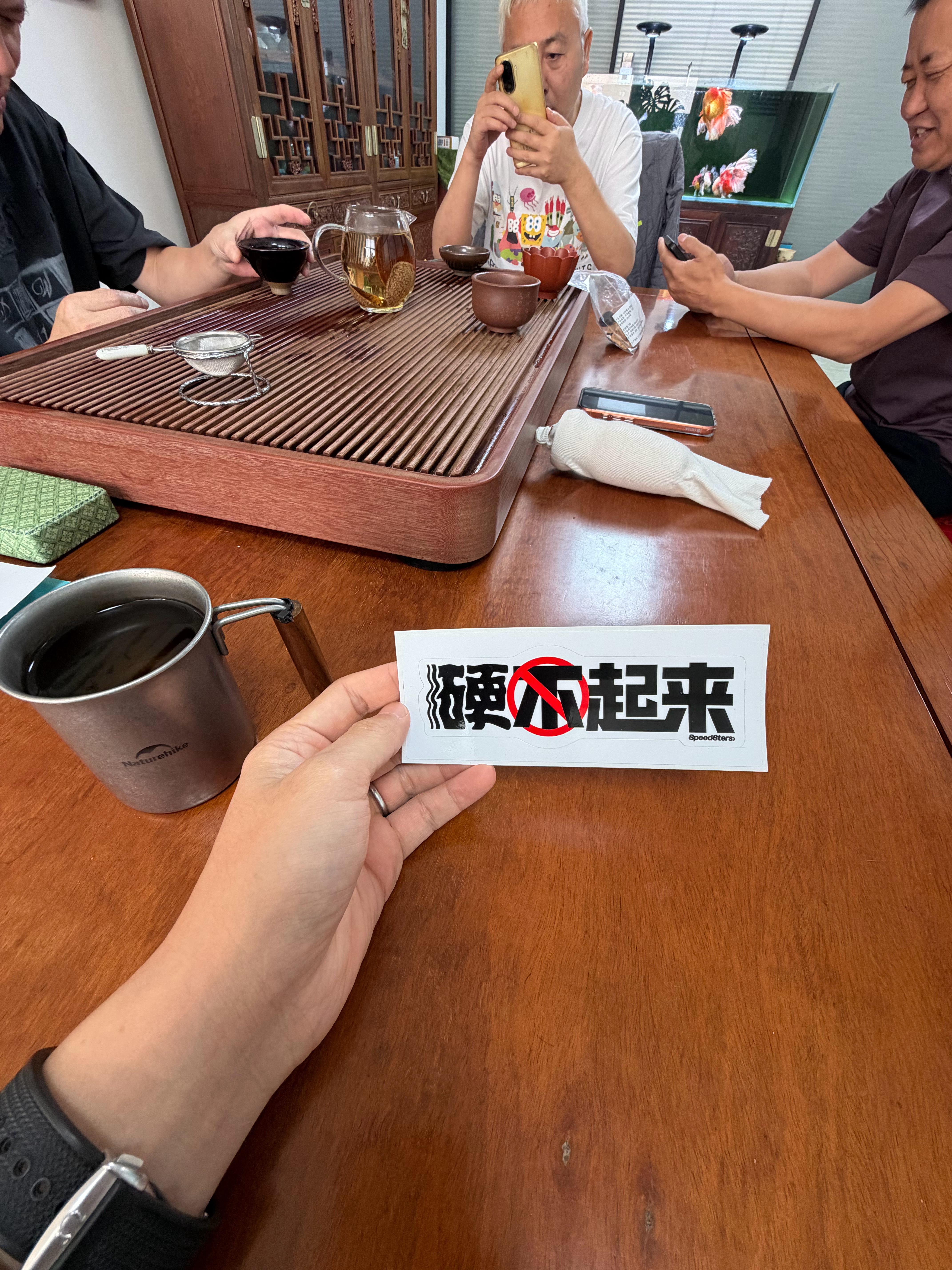 各位老登面对这个贴纸，陷入了沉思​​​