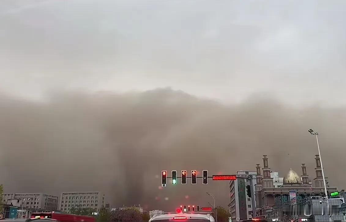 有人问上海队跟新疆队的比赛为什么中止了，这是乌鲁木齐网友发来的乌鲁木齐当地的状况