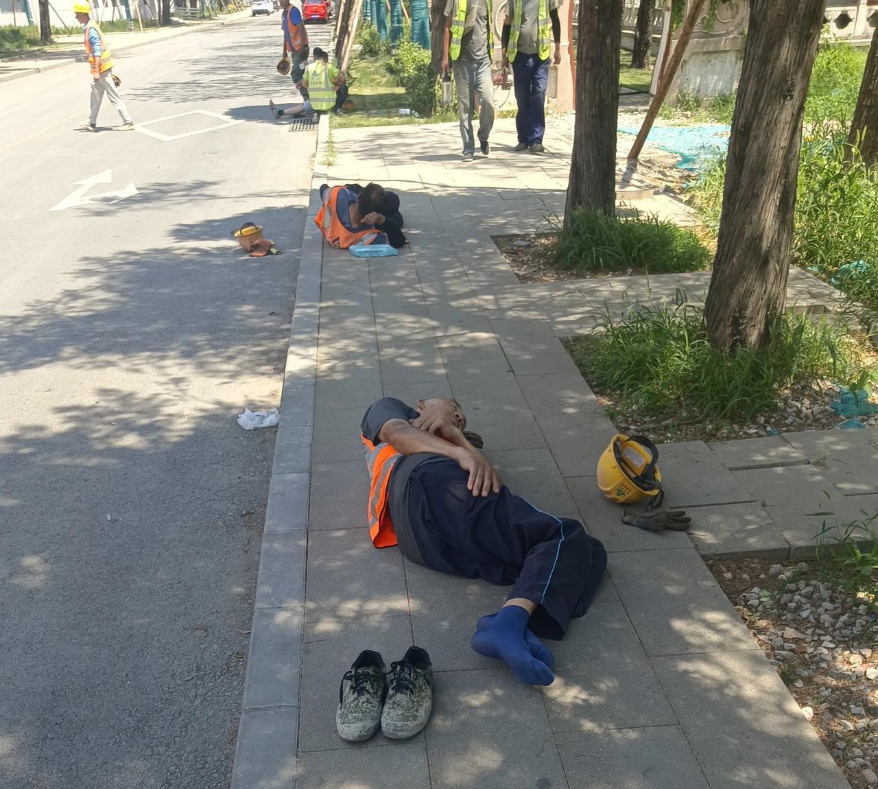 这两天工地上宿舍里的空调坏了，再加上天热温度高，铁皮宿舍就是一个标准的桑拿房。