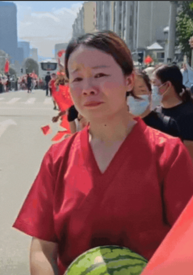 上人民日报了！贵州，女子为了送别人民子弟兵，竟然一次性买了10多个西瓜，可是，她