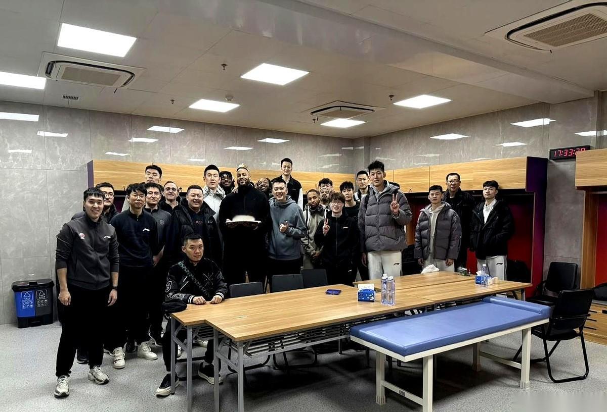 妈呀，刚刷到个新闻，给我看傻了。广东队那个叫张昊的小伙子，骑个电动车，把自己膝