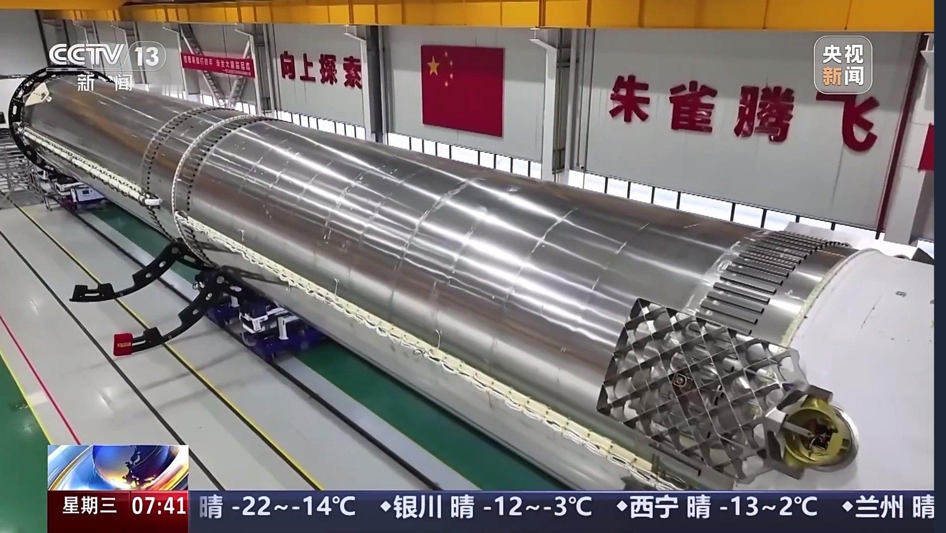 蓝箭航天火箭总装车间，目前车间内有2发朱雀三号和1发朱雀二号正在总装。