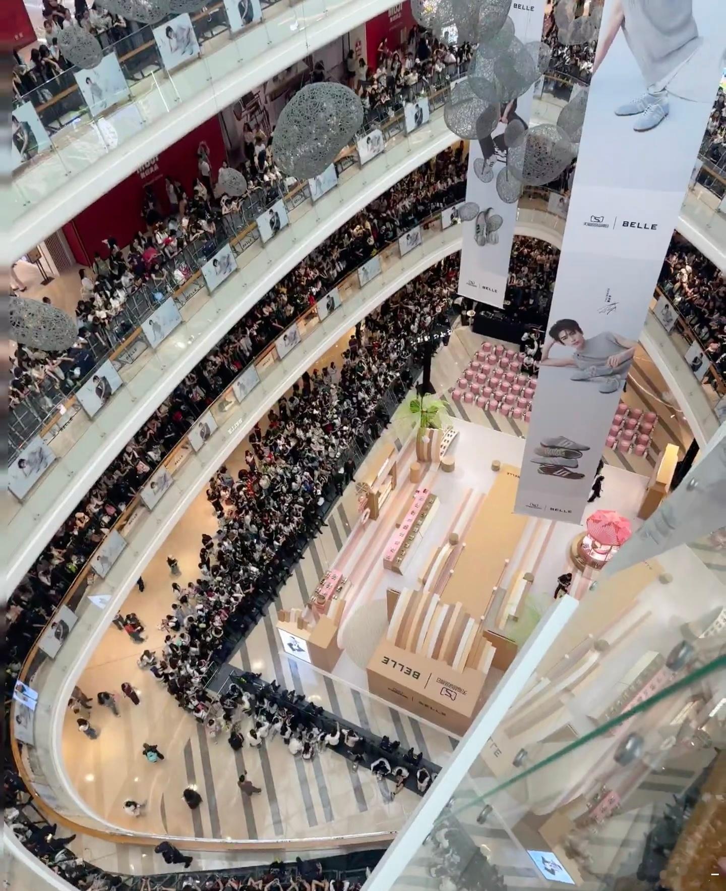 张凌赫线下这人气在内娱算是断层了吗？