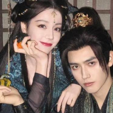 剧还没播，预约量已经冲上去了。主演是迪丽热巴和陈飞宇。改编自同名小说《白日提