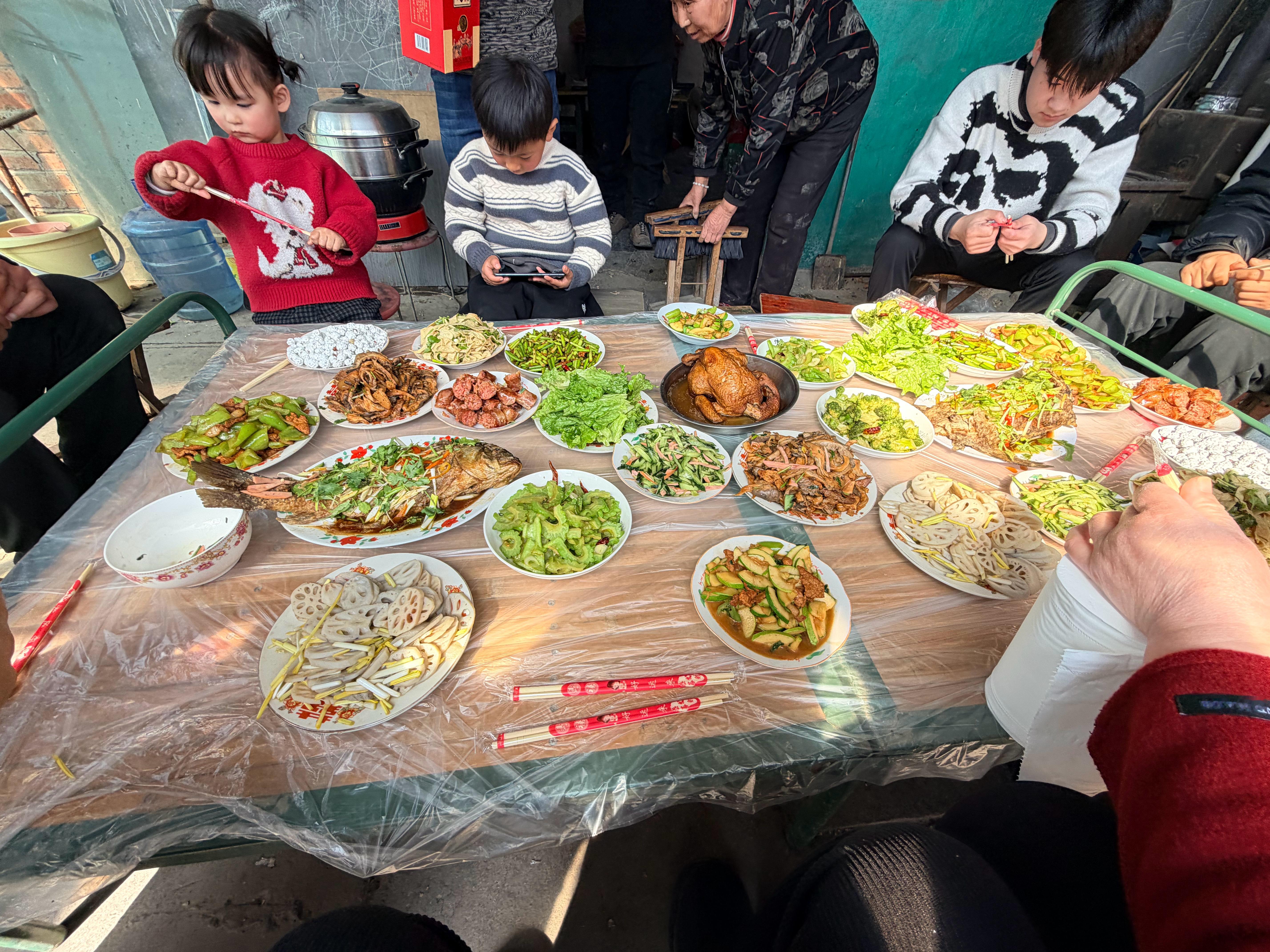 今儿中午吃饭，因为开车被撵到了和小孩儿一桌菏泽·郓城