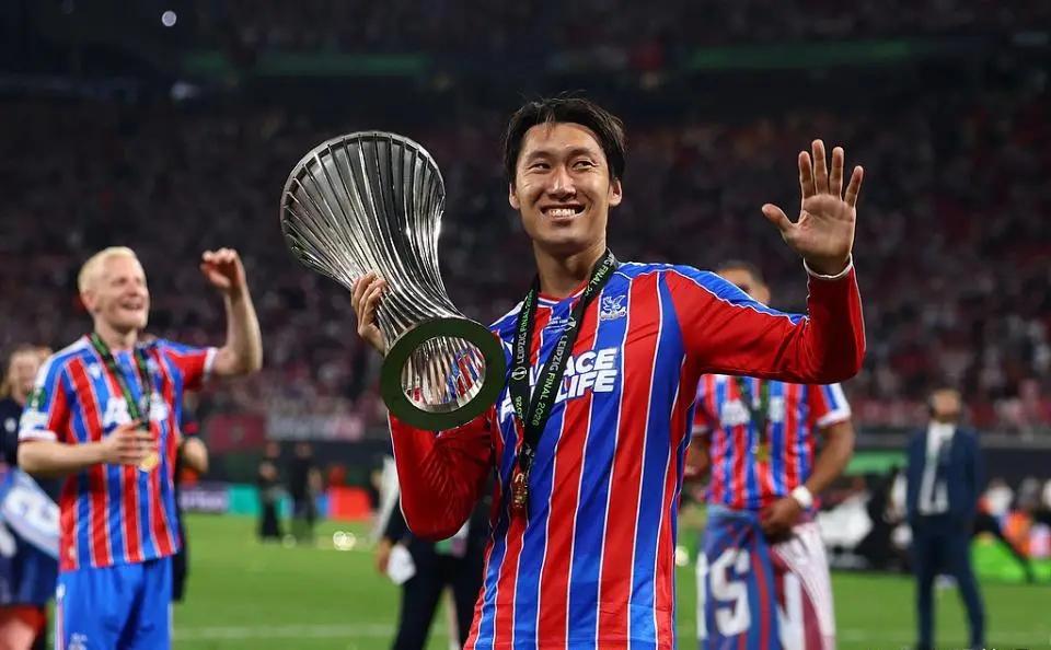 1-0小胜冰岛，日本真就缺一个超级前锋，不过现在这打法有点像曼城无锋阵。他们热身