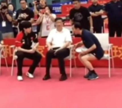 王楚钦有备而来，却万万没想到领导如此热情，合影留念，还签了名。这意外