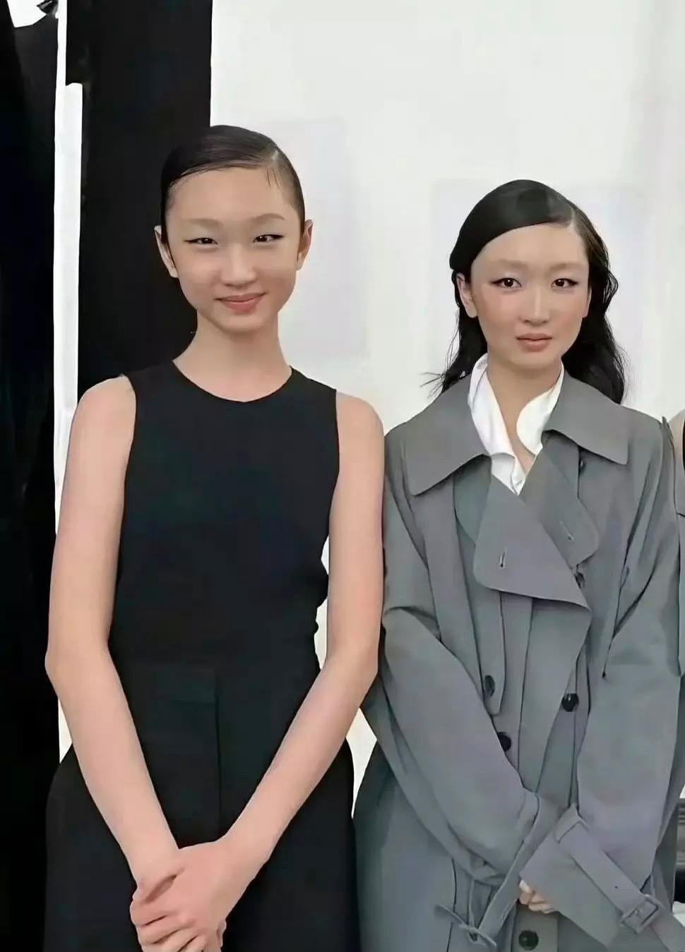 周冬雨与替身的合影，感觉都分不清楚哪个是本人了。。。