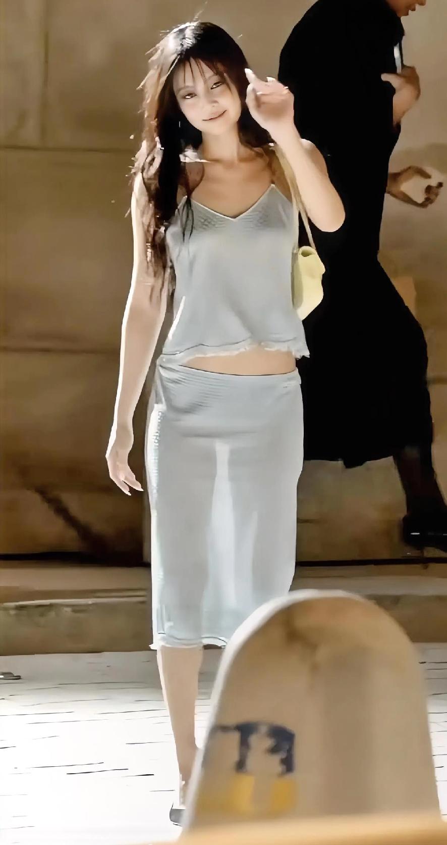 大明星这件衣服失误了，真心不好看啊！