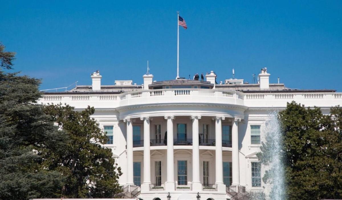 美：老弟！最近手头有点紧，你看那美债是不是再多买点，帮哥哥支应一下？中：啥美