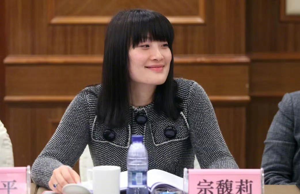 宗馥莉对杜建英那伙人采取措施跟格不格局没有关系。她对姑妈叔叔异母弟妹也不可能有亲