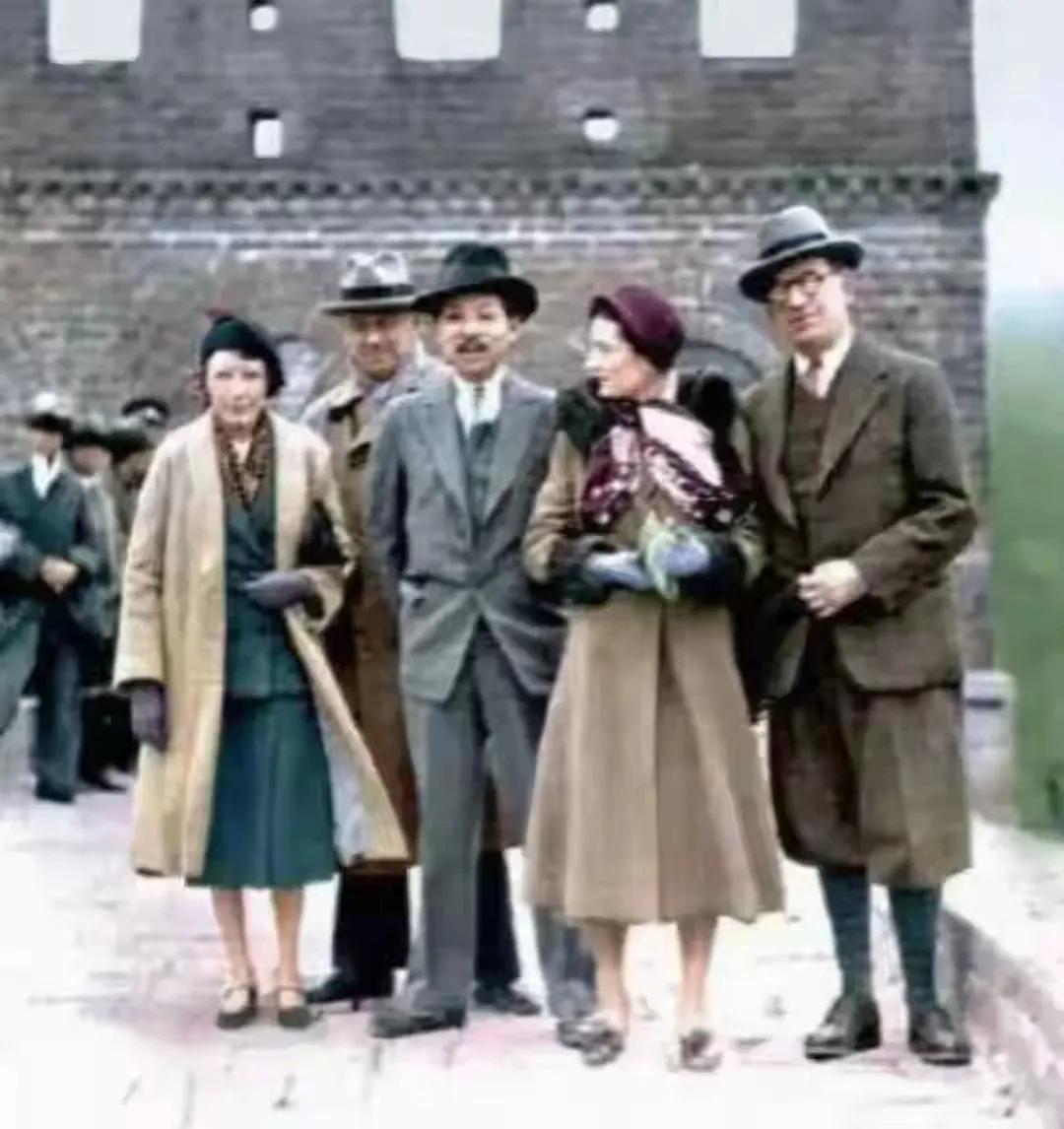 当年，张学良陪同墨索里尼的女儿游览长城，彼时的他风光无限。然而，仅仅几年后，长城