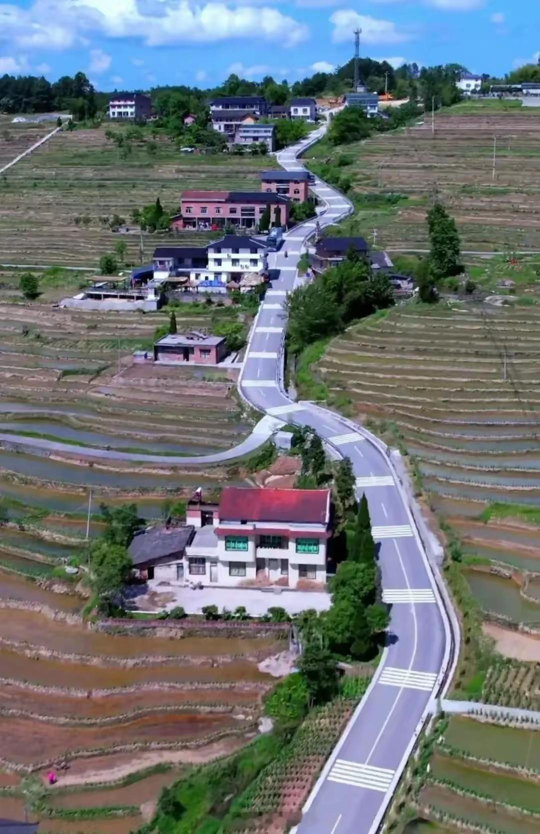 湖北恩施，当地农村的民居。这样看鄂西农村，并不比欧洲差吧？
