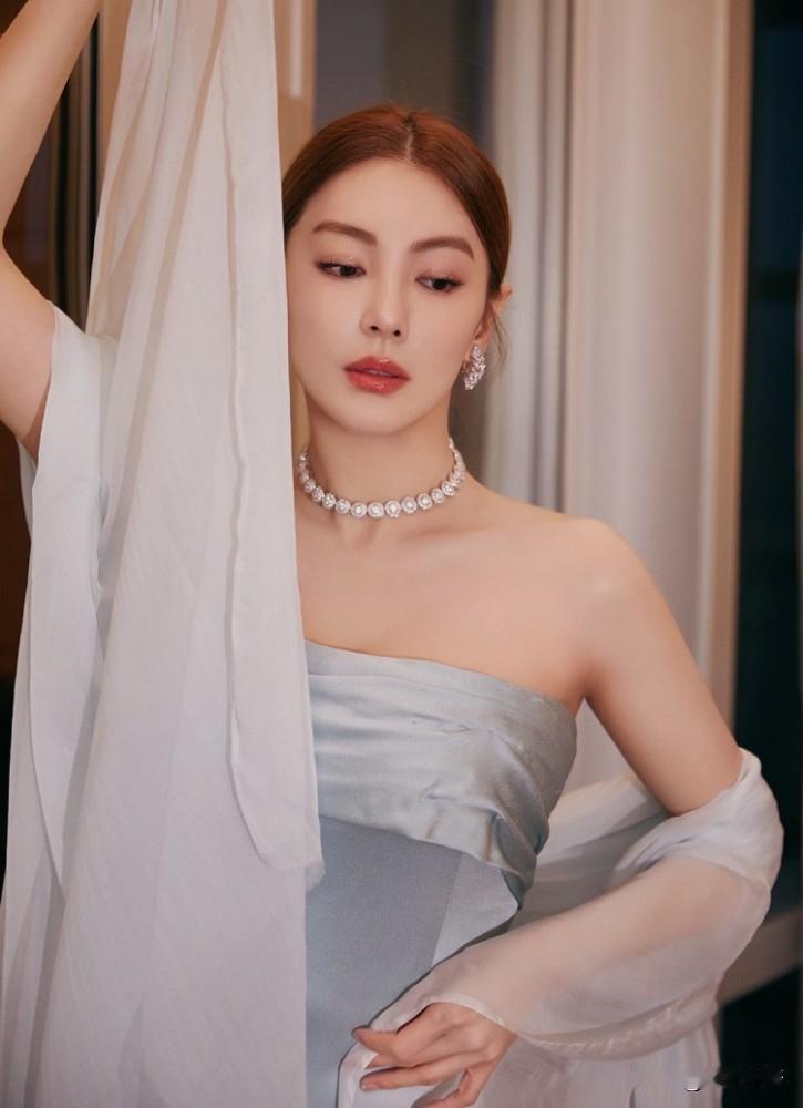 张雨绮此时此刻的心情，估计比吃了苍蝇还要难受可这事儿还真不是“飞来横锅”这么