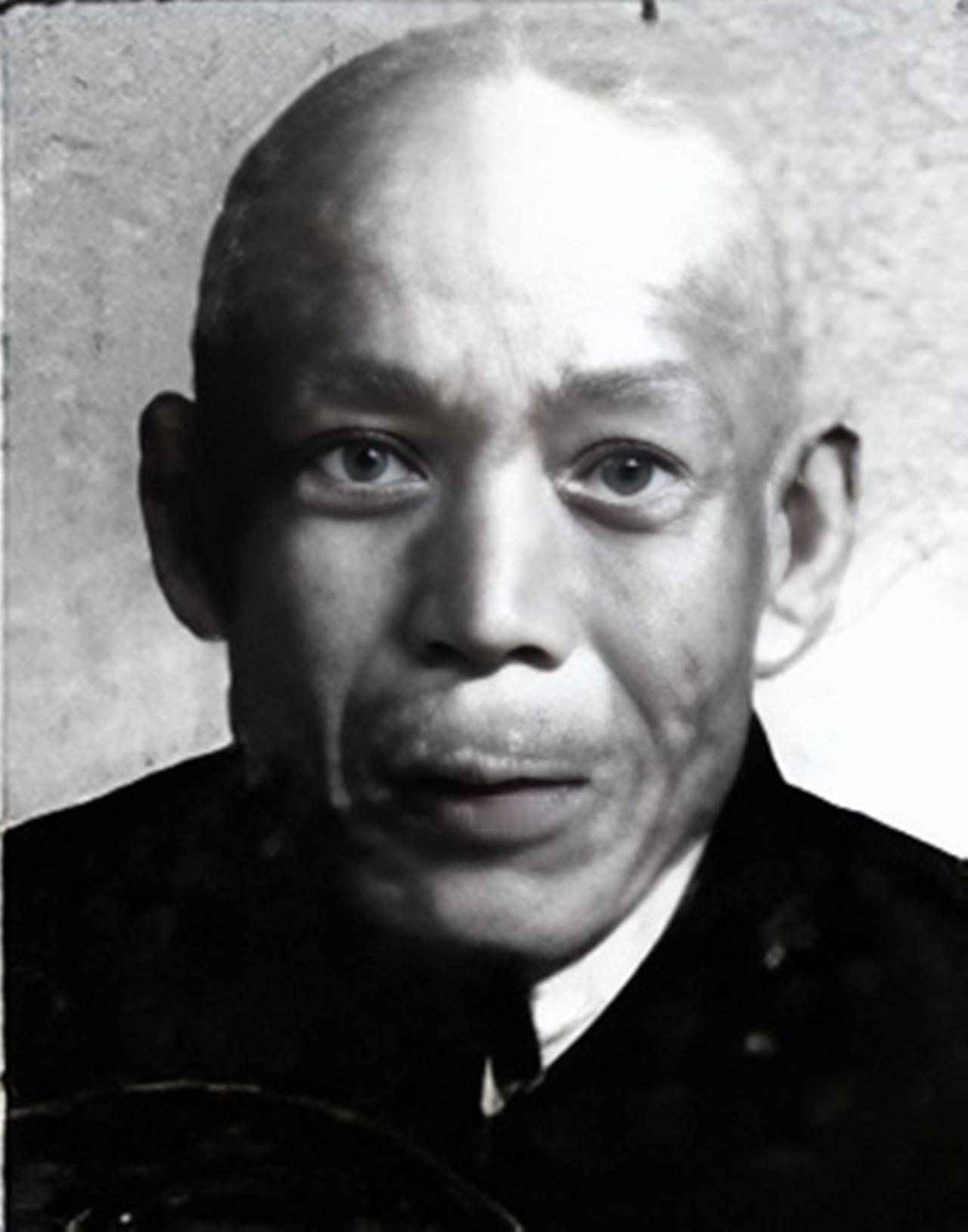 1960年，一个湖北的农村老汉，风尘仆仆地来到了中南海，新华门的警卫拦住他询问来