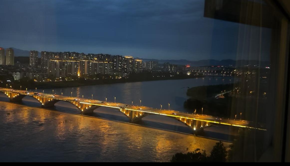 被人民日报这段评论戳中泪点了！“坐在门口等爸妈来接”真的瞬间破防！人民日报