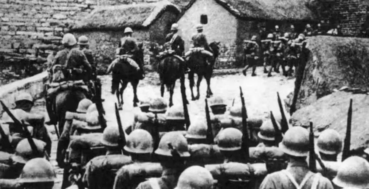 1941年深秋的一个黄昏，吉林蛟河的山林里静得出奇。日军指挥官佐藤趴在灌木丛中，