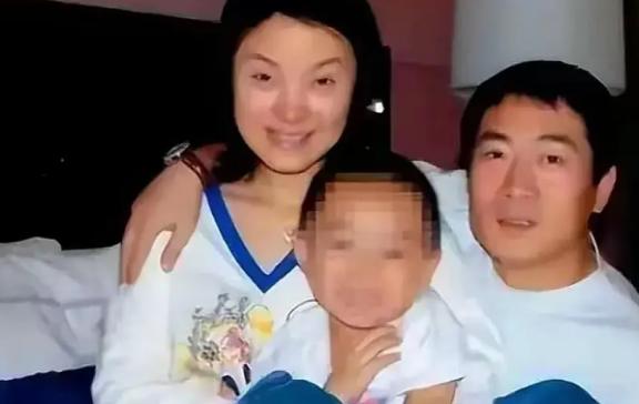 2013年，歌手陈红的富商老公李军，深夜闯入美女主持人沈星家里，看到她床上躺着一