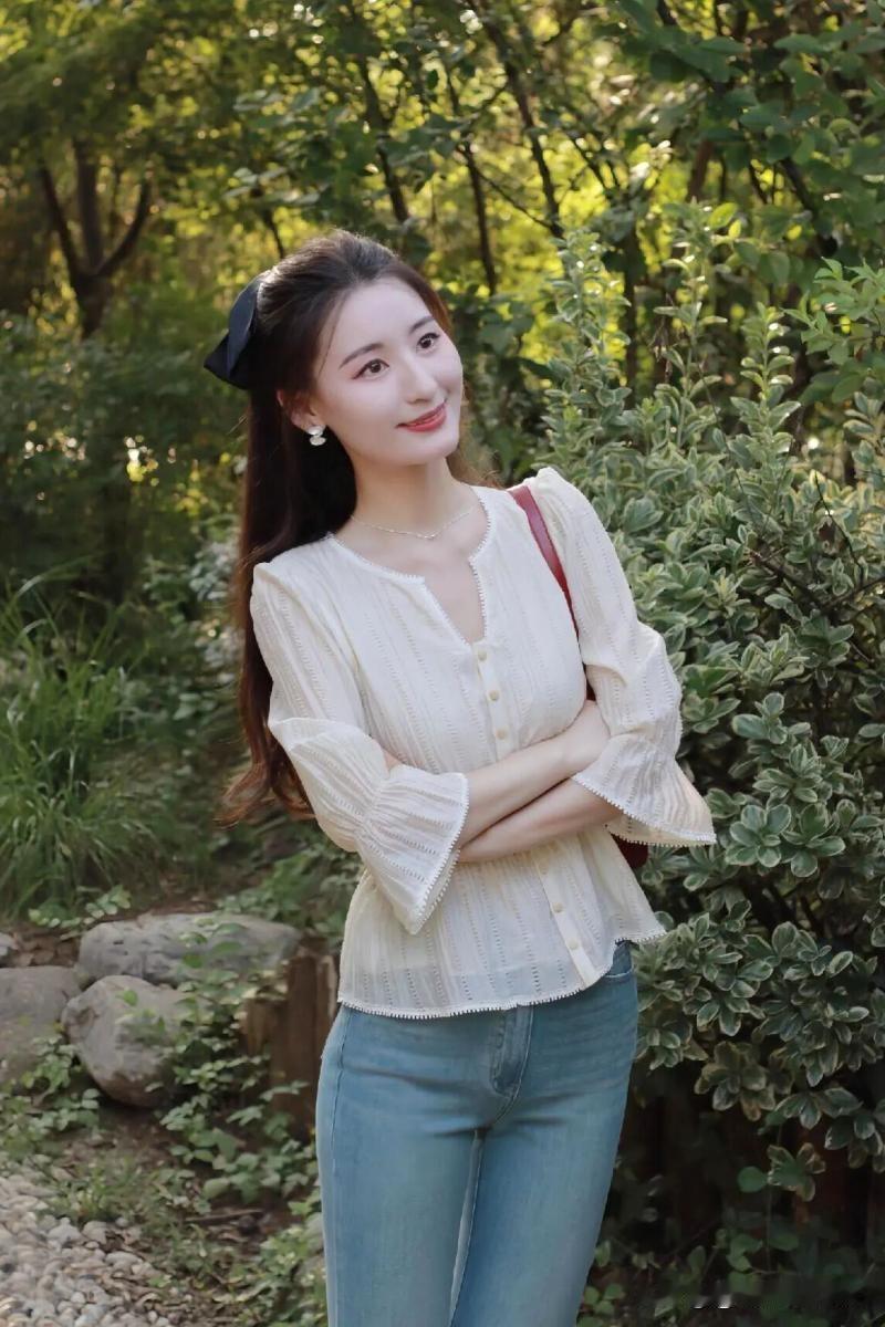 阳光下的清新漫步，白色衬衫与蓝色牛仔裤的完美搭配，轻松自在。