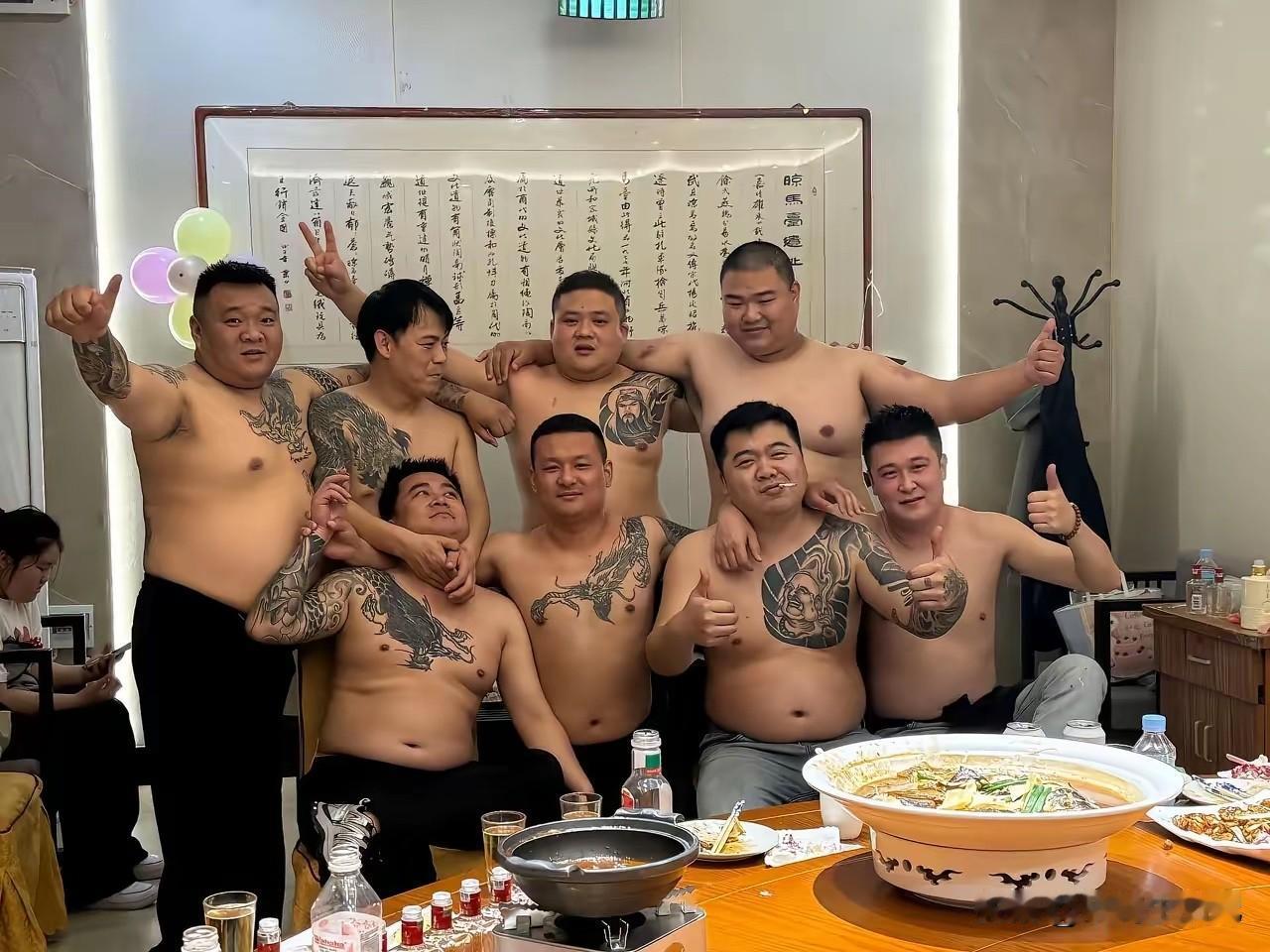 别的不说，他们是很讲义气的人。