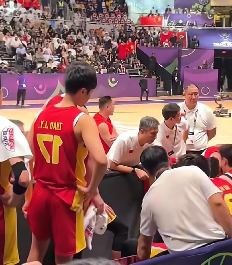 郭士强给赵继伟配三个投手，这次比拼的是进攻，他现在换人还是可圈可点篮球是整