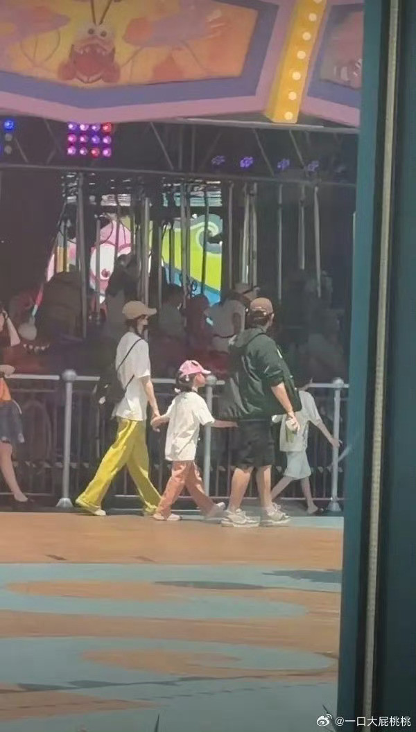 有网友偶遇唐嫣罗晋带娃出去玩，一家三口低调出行，太有爱了！