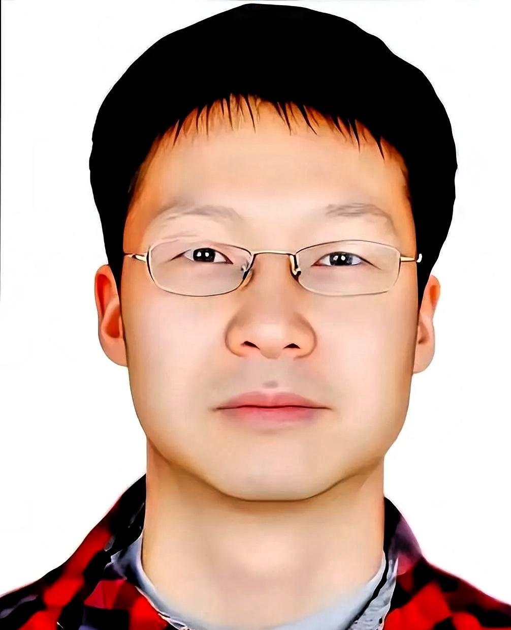 五十多岁的北大教授胡泳，在长达三年的时间里，被八十五岁重度失智的母亲拽入了尿布与